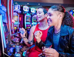 Antarmuka aplikasi seluler liga bandar yang menampilkan menu utama dengan permainan kasino langsung dan pasar sportsbook